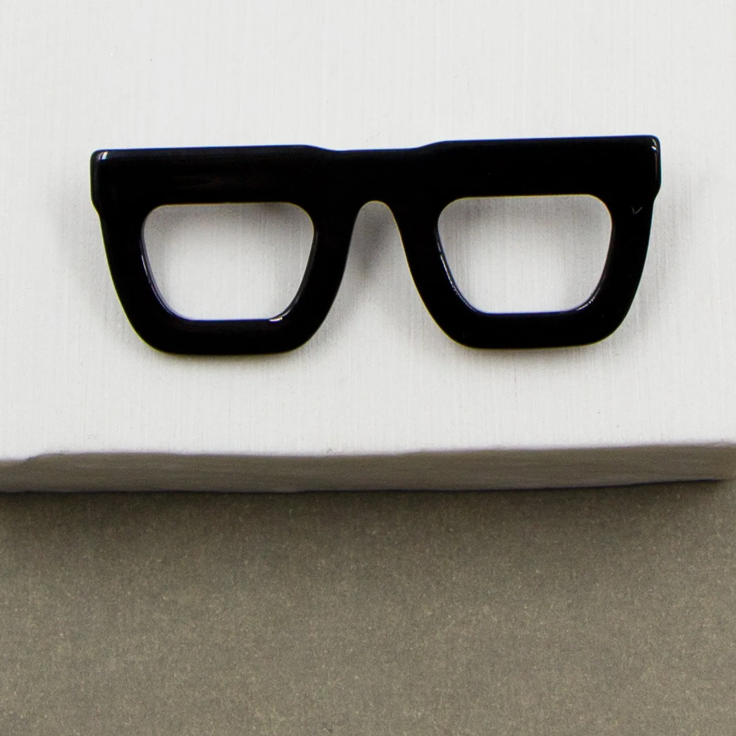 Edgy glasses motif brooch
