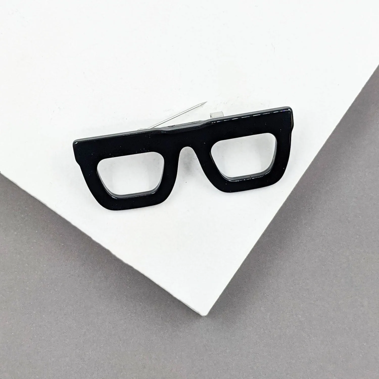 Edgy glasses motif brooch